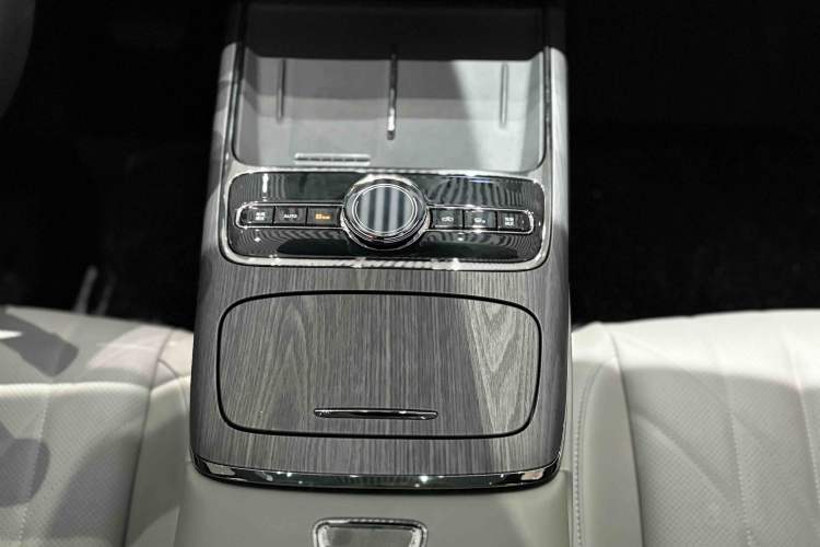 Used  Galaxy 8 2025 130km EM-i Deluxe Edition
