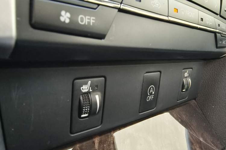 Used Toyota Camry 2016 2.0G 10th Anniversary Leading Edition
