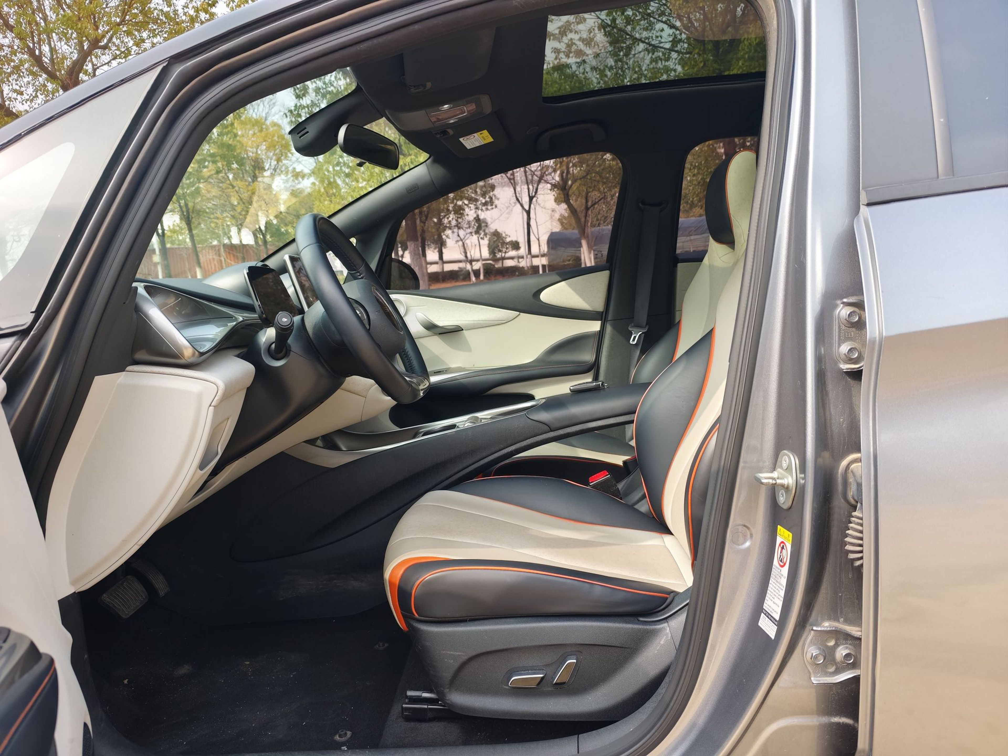 المقاعد الأمامية داخل السيارة