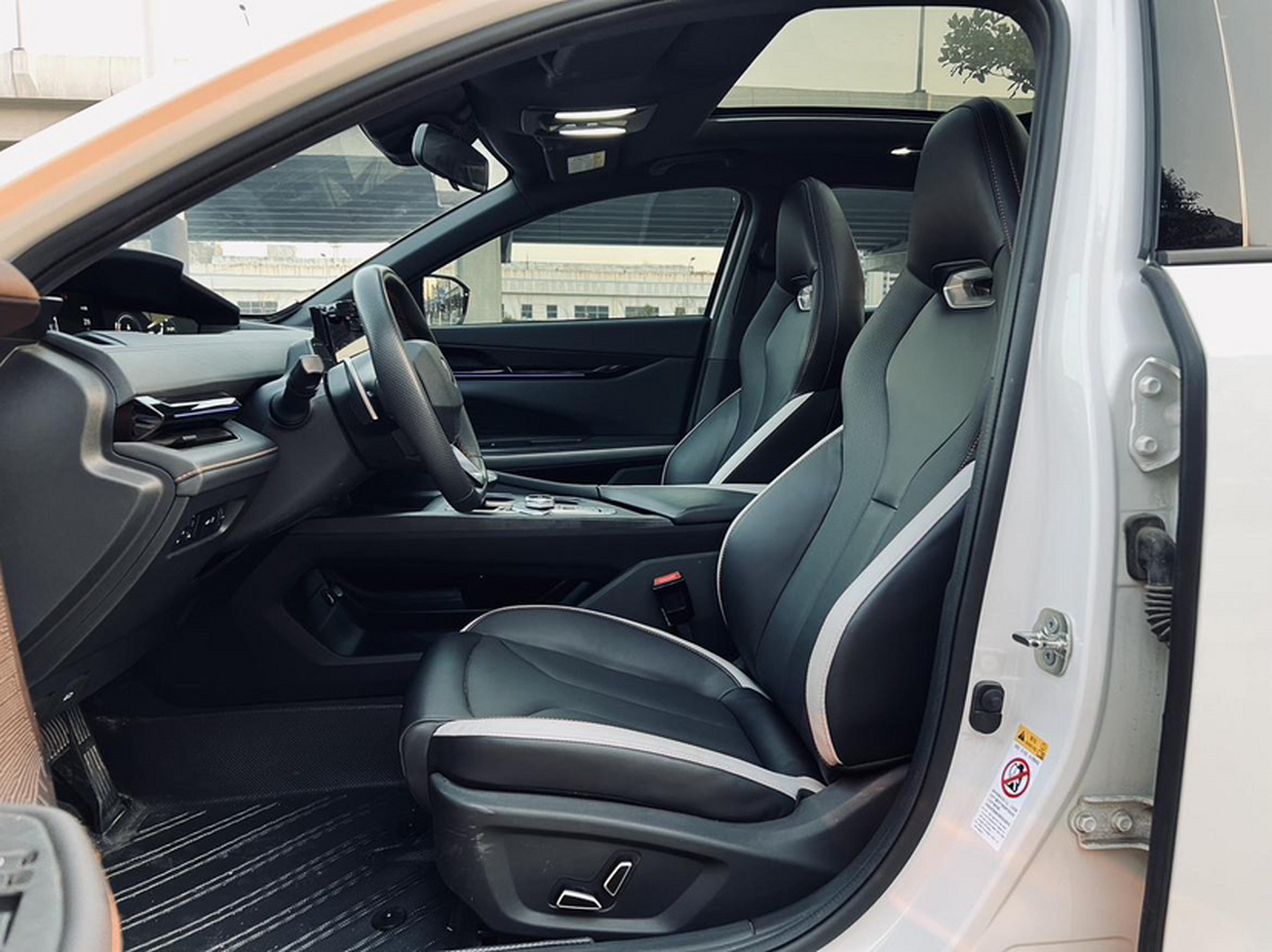 Переднее сиденье в автомобиле