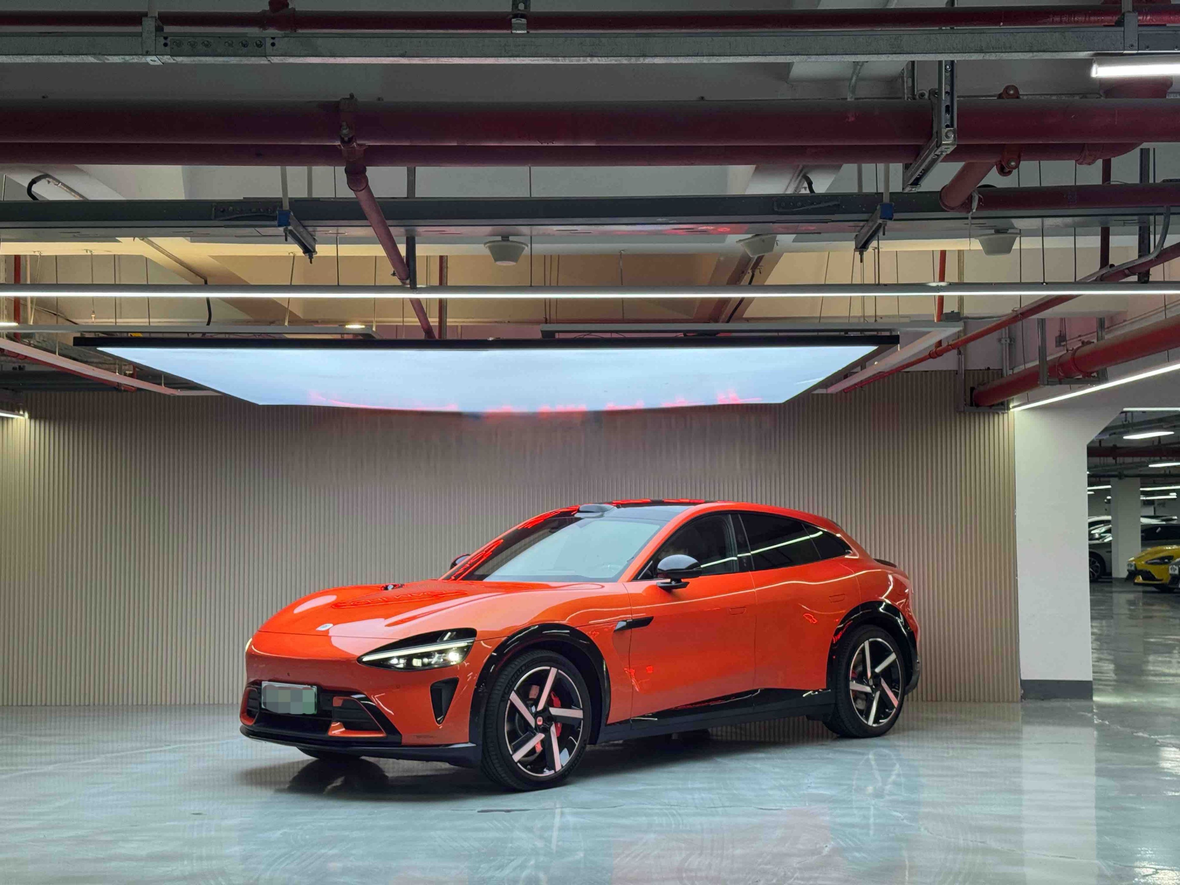 Под передней частью автомобиля