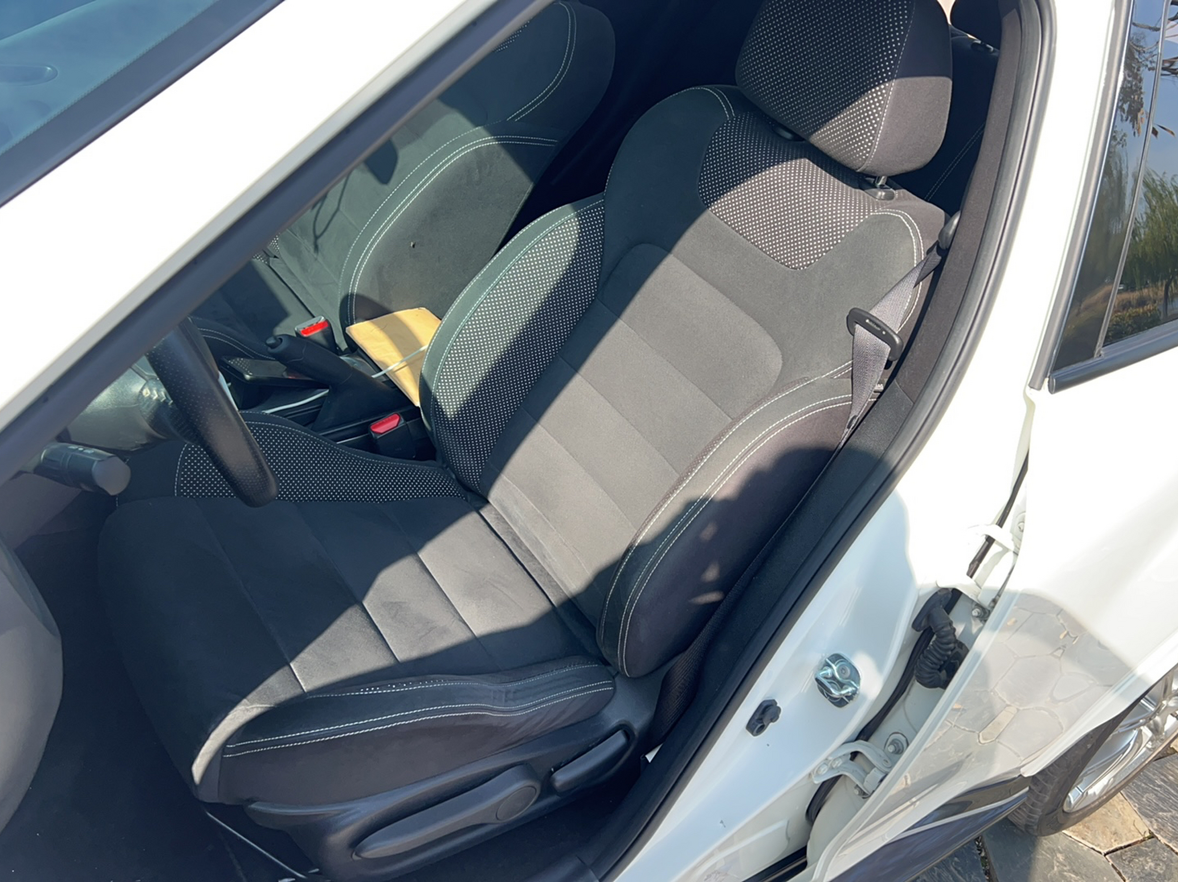 Переднее сиденье в автомобиле