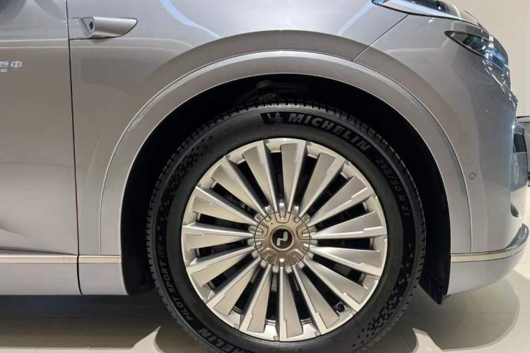 Used ONVO Luxeed L90 2025 Model—Max Six-Seater Version
