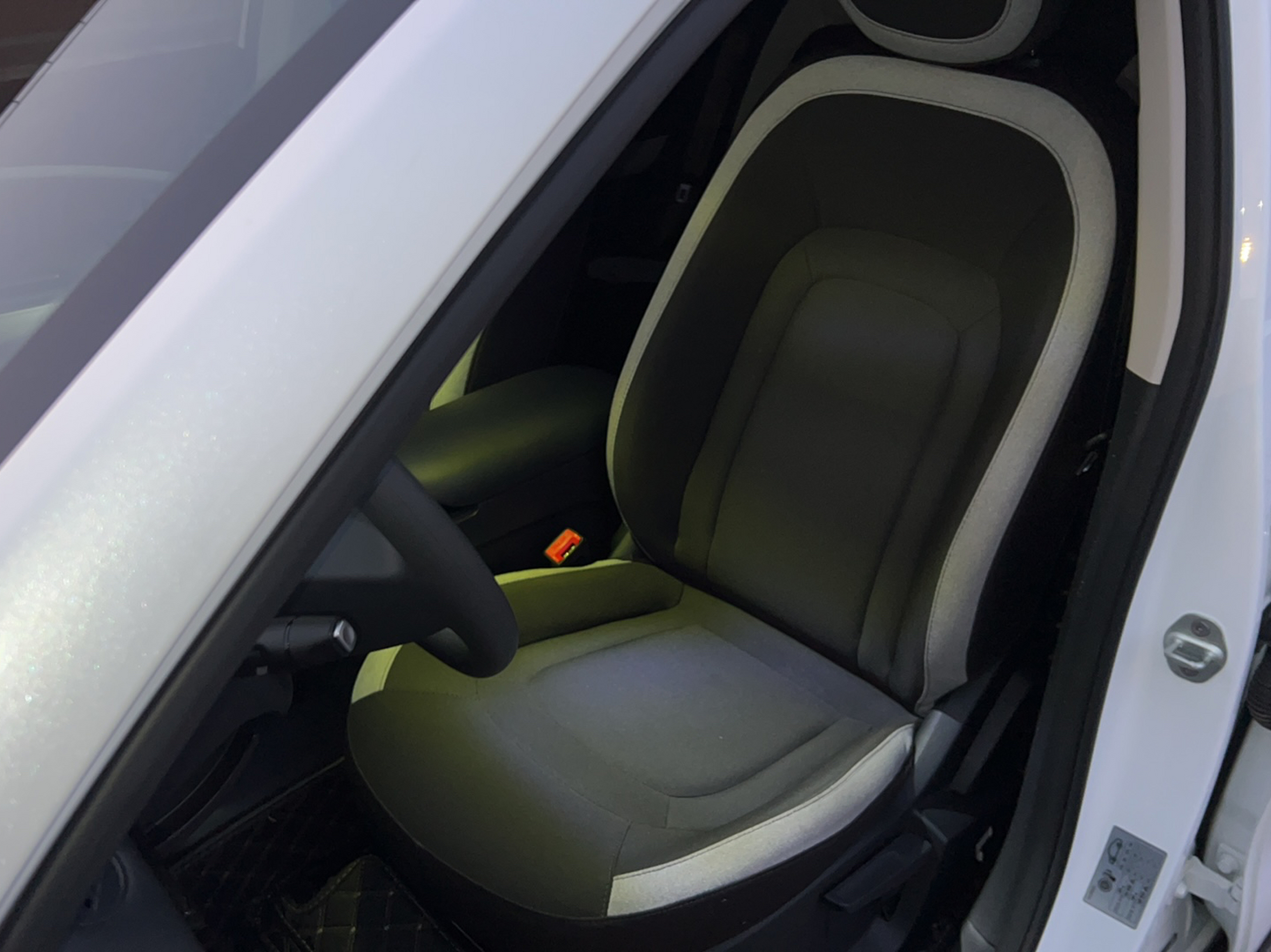 المقاعد الأمامية داخل السيارة