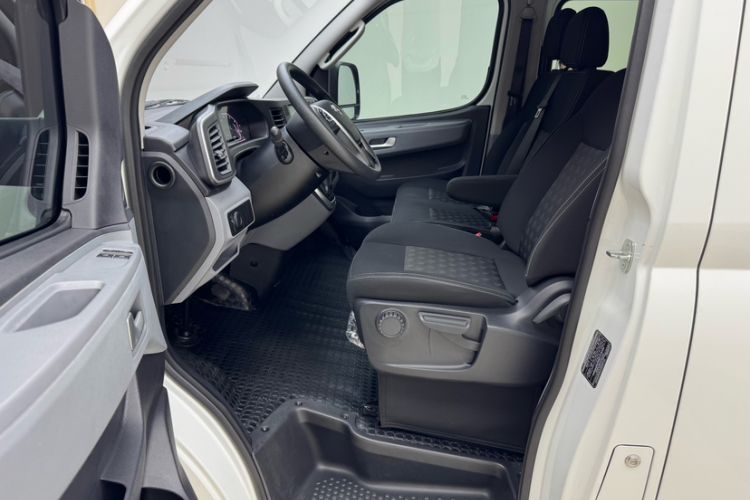 Used SAIC MAXUS Xintu V80 2024 Aotong 6AMT Short-Wheelbase Ultra-Low Roof 127 Ps 5/6 Seats
