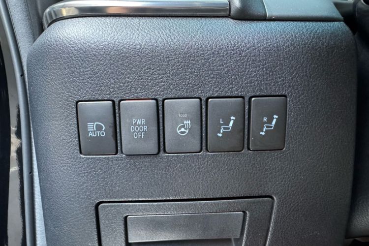 Used Toyota Alphard 2018 Revised Version 3.5L Premium Edition
