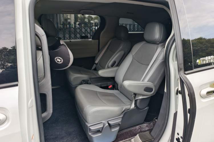 Used Toyota Sienna 2023 2.5L Hybrid Luxury Edition