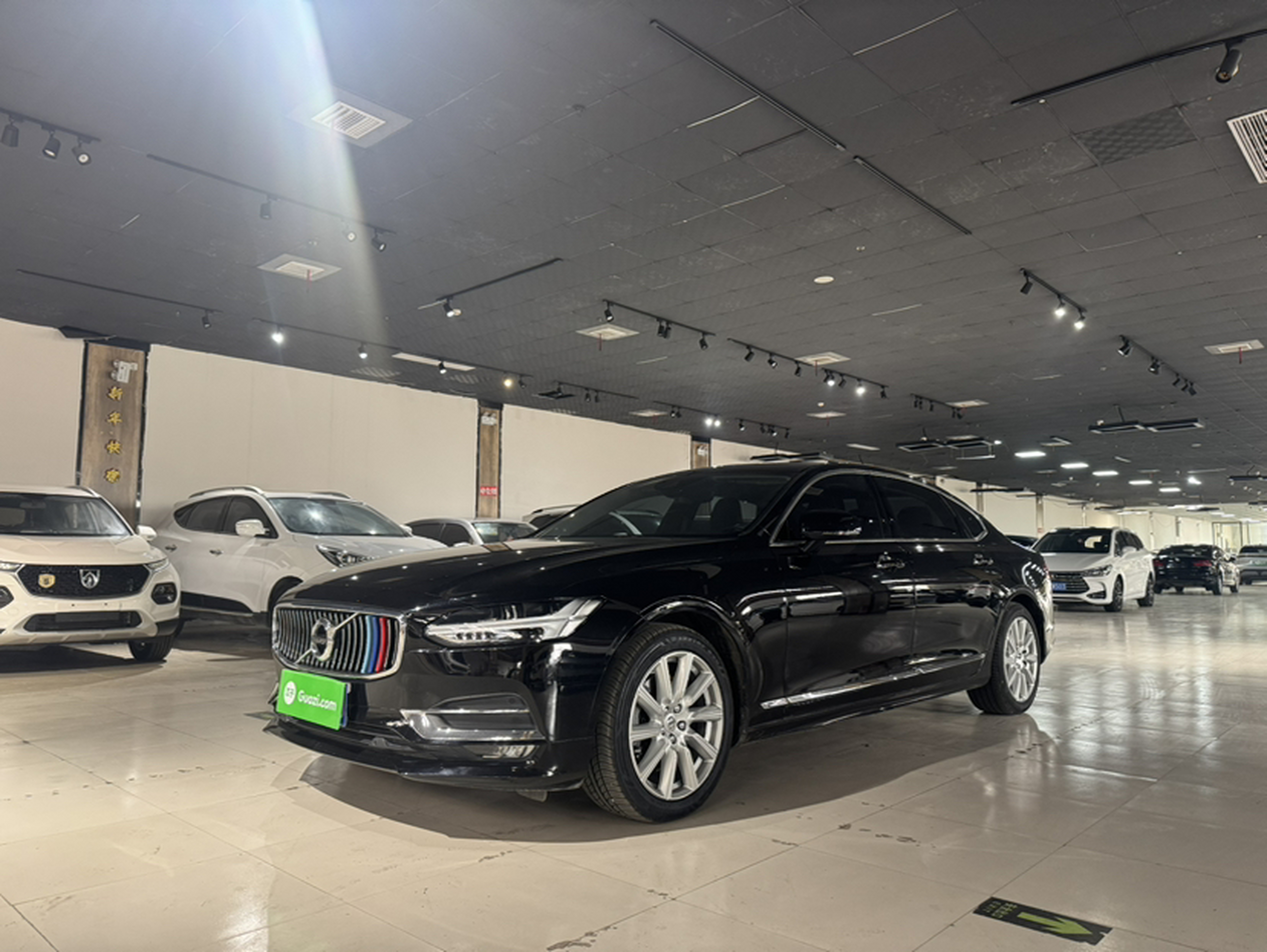 على مقدمة السيارة