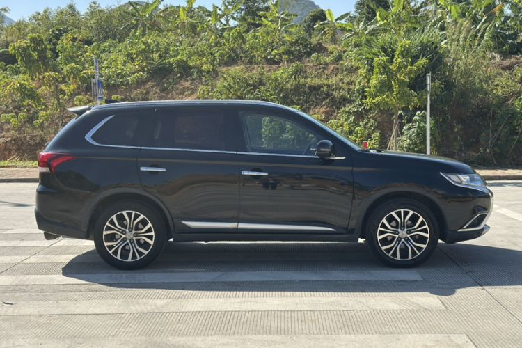 Used Mitsubishi Outlander 2018 2.0L Two-Wheel Drive Glory Edition 5 Seats
