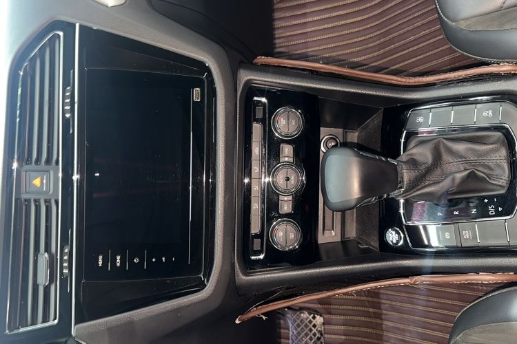 Used Volkswagen Tiguan L 2020 330TSI Automatic Two-Wheel Drive Panoramic Comfort Edition China VI Standard
