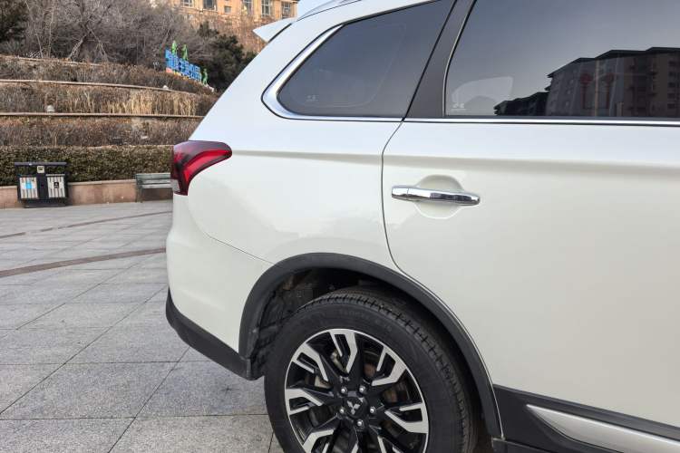 Used Mitsubishi Outlander 2019 2.4L 4x4 Zhi Xiang Edition 5 Seats China VI Standard