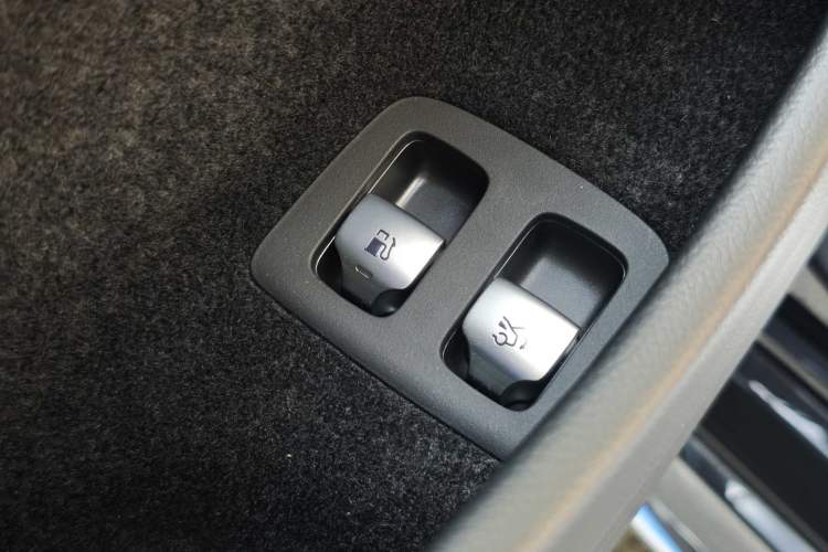 Used Mercedes-Benz E-Class New Energy 2024 E 350 e L Plug-in Hybrid Sedan
