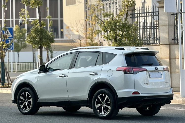 Used Toyota RAV4 2016 2.0L CVT Two-Wheel Drive Fashion Edition China V Standard
