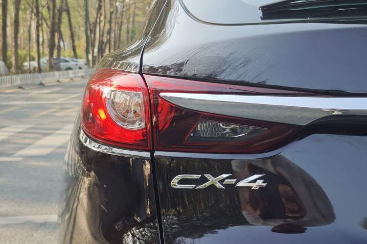 Used Mazda CX-4 2018 2.0L Automatic Two-Wheel Drive Blue Sky Premium Upgrade Version China VI Standard
