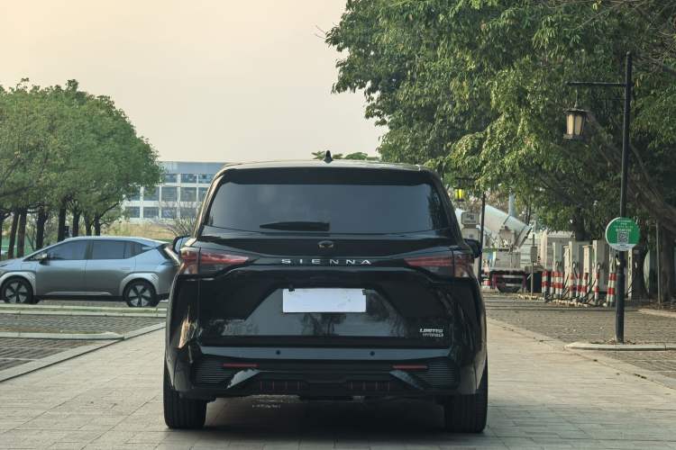 Used Toyota Sienna 2023 2.5L Hybrid Deluxe Edition