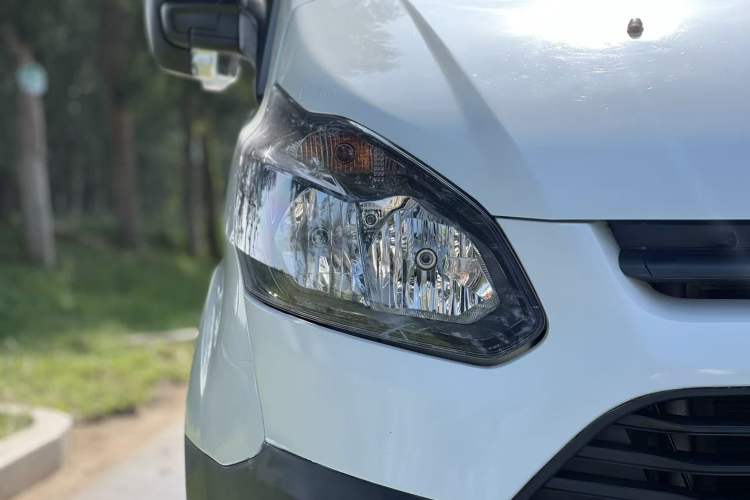 Used Ford Transit 2019 2.0T Diesel Van Mid-Chassis Mid-Roof 3-Seater China VI Standard
