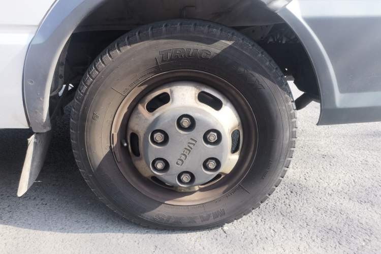 Used Iveco Daily 2020 2.5T A35 Passenger Van with Dual Tires Mid-Roof Design 5-9 Seater China V Emission Standard