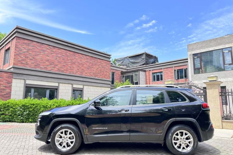 Used  Cherokee 2016 2.4L Professional Edition
