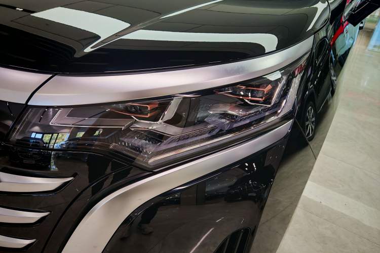 Used Denza D9 2024 DM-i 1050 Luxury Model
