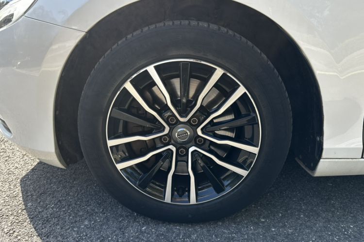 Used Volvo V40 2017 T3 Zhiyi Edition
