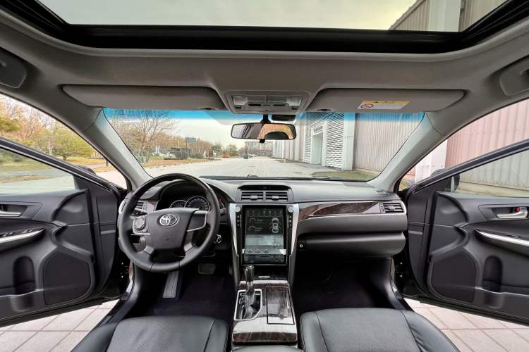 Used Toyota Camry 2016 2.0G 10th Anniversary Leading Edition
