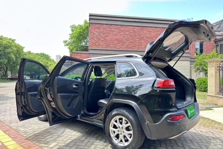 Used  Cherokee 2016 2.4L Professional Edition
