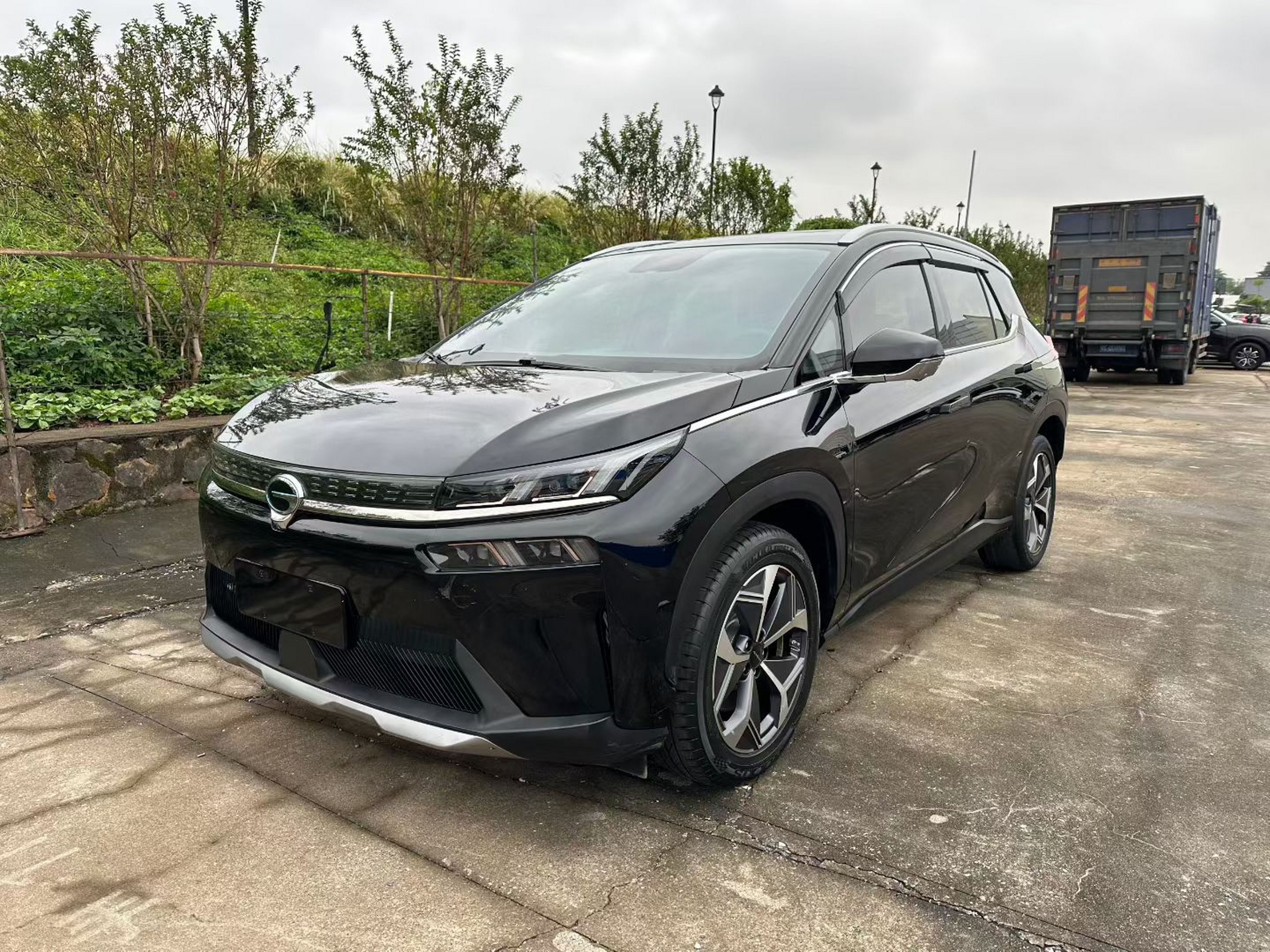 Под передней частью автомобиля