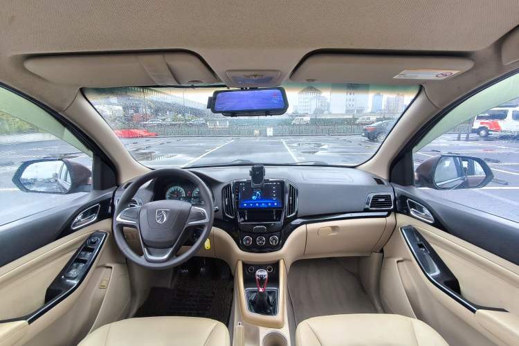 Used Baojun 730 2014 1.5L manual Comfort ESP version 7 seats
