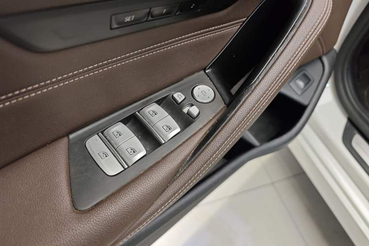 Used BMW 5 Series 2019 Facelifted 525Li Luxury Package
