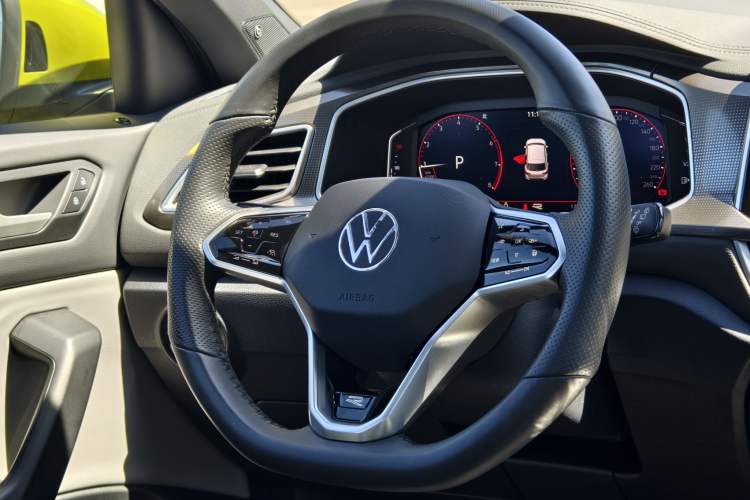 Used Volkswagen T-ROC 2023 300TSI DSG Two-Wheel Drive Starlight Edition
