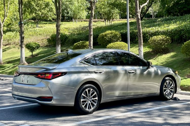 Used Lexus ES 2025 300h Deluxe Edition
