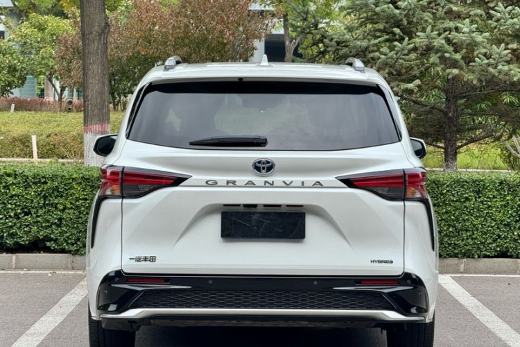 Used Toyota Granvia 2023 2.5L Hybrid Flagship VIP Edition
