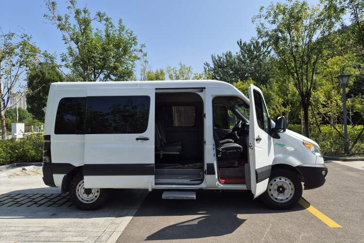 Used  Sunray 2022 2.0T Fuel-Efficient King PLUS Express Version Mid-axle 5-6 Seats HFC4DB3-2E4
