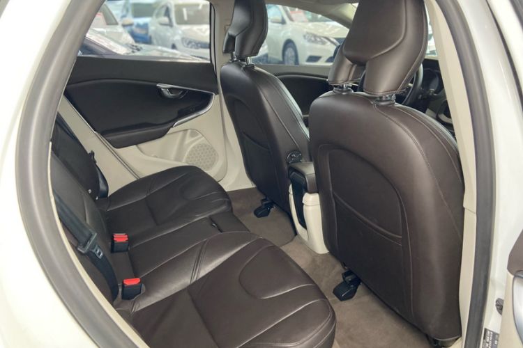 Used Volvo V40 2015 1.6T Zhiya Edition
