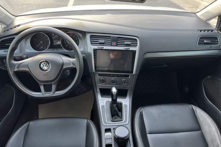 Used Volkswagen Golf 2016 1.6L Automatic Fashion Model
