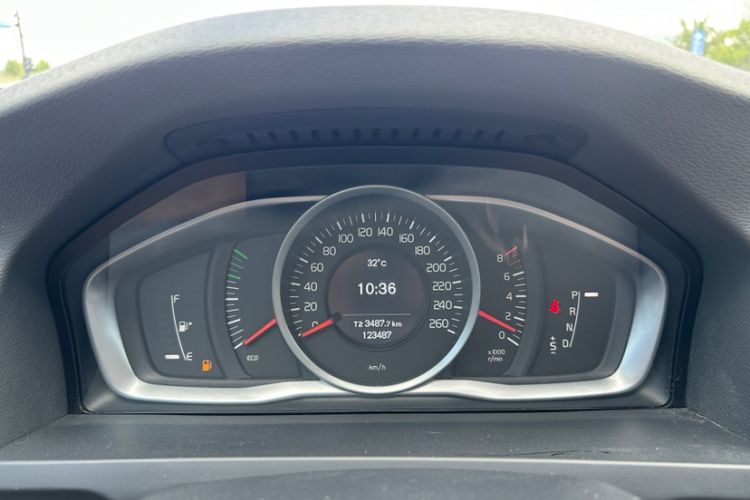 Used Volvo S60 2014 S60L 2.0T Zhiyuan Edition
