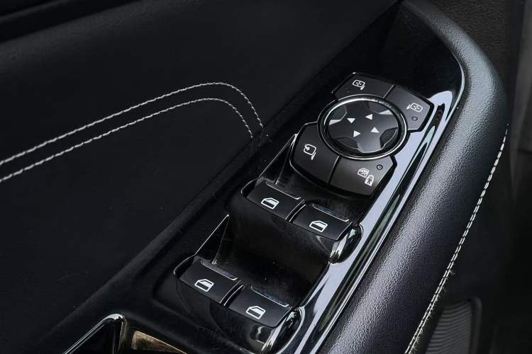 Used Ford Edge 2015 2.0T GTDi Two-Wheel-Drive High-Line Version
