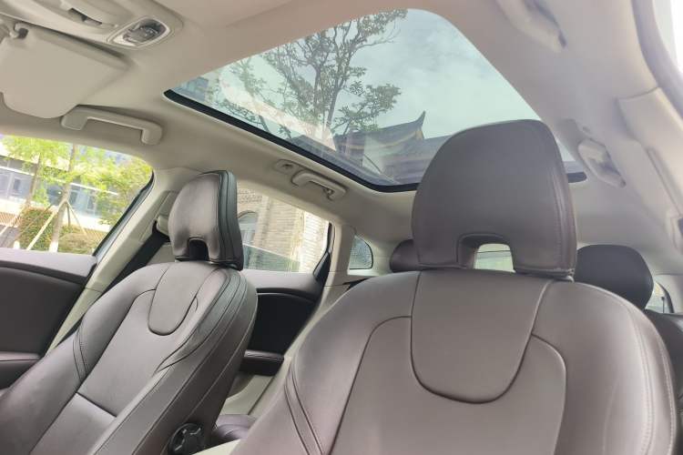 Used Volvo V40 2015 1.6T Zhiyi Edition
