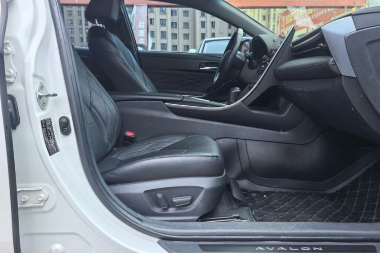 Used Toyota Avalon 2019 Dual-Engine 2.5L XLE Prestige Version China VI Standard
