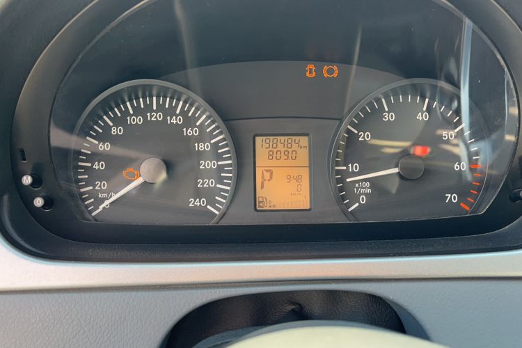 Used Mercedes-Benz Vito 2011 2.5L 7-seater executive version