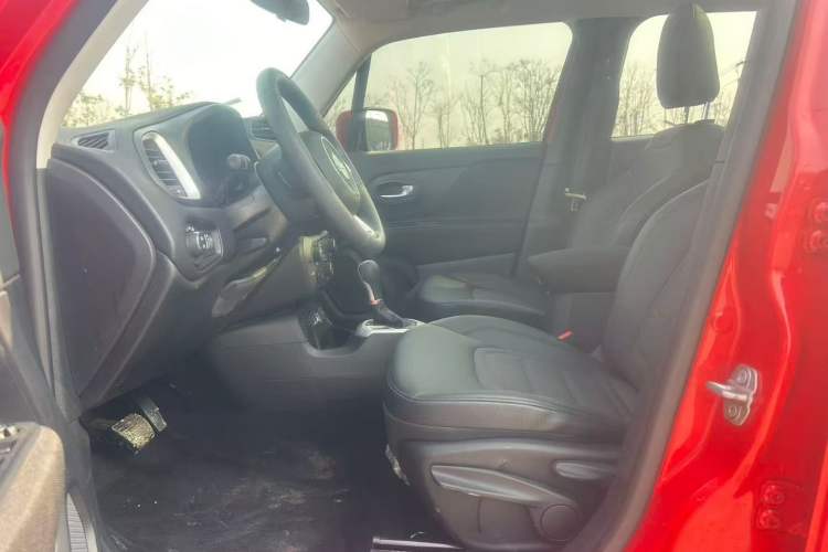 Used  Renegade 2019 220T Automatic Leading Edition
