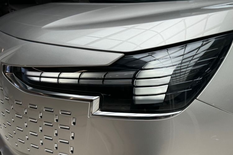 Used Volvo EM90 2025 Ultra Six-Seater
