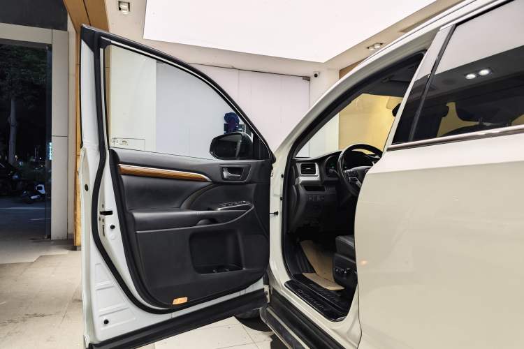 Used Toyota Highlander 2018 2.0T Four-Wheel Drive Luxury Version 7 Seats China VI Standard
