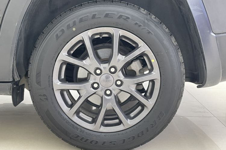 Used  Cherokee 2020 2.0L Two-Wheel Drive Classic Sports Edition