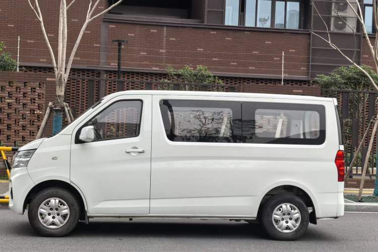 Used Chana Ruixing EM60 2023 All-Electric Coach 4525 mm Long Flat Roof with Rear-Hinged Doors 6 Seats 60 kW 38.7 kWh
