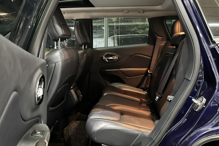 Used  Cherokee 2016 2.4L Leading Edition