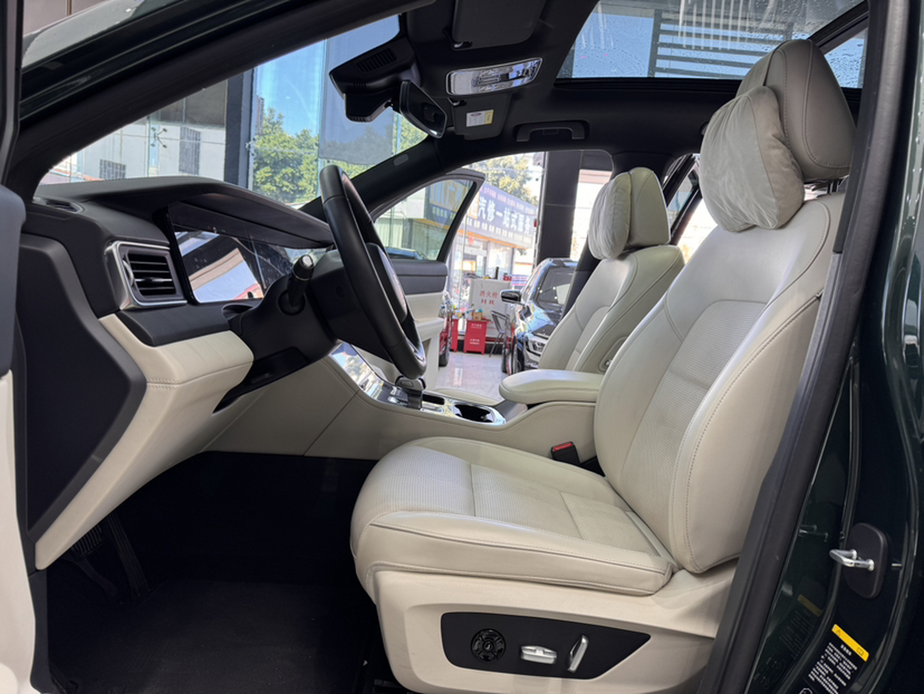 المقاعد الأمامية داخل السيارة