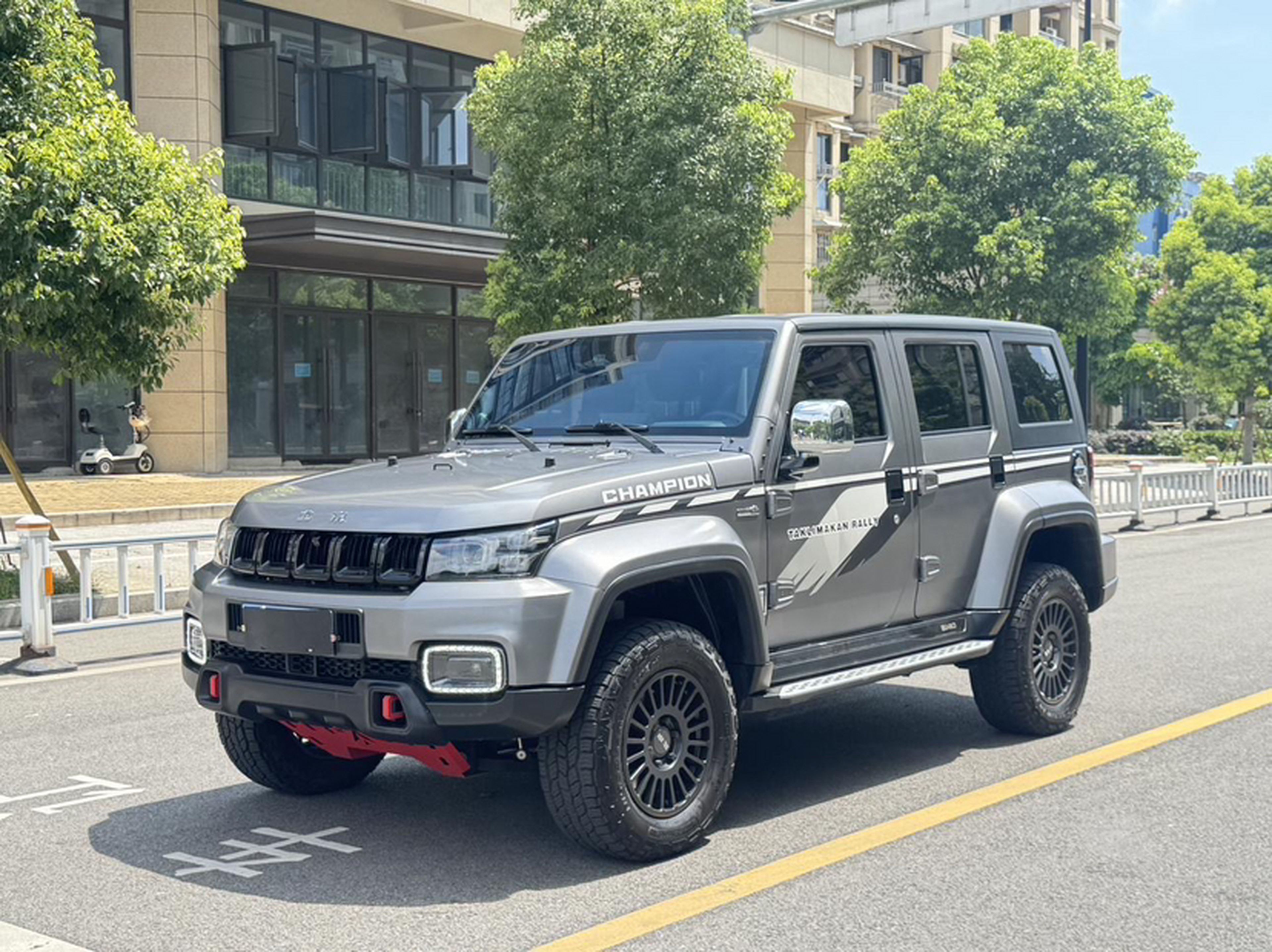 Под передней частью автомобиля