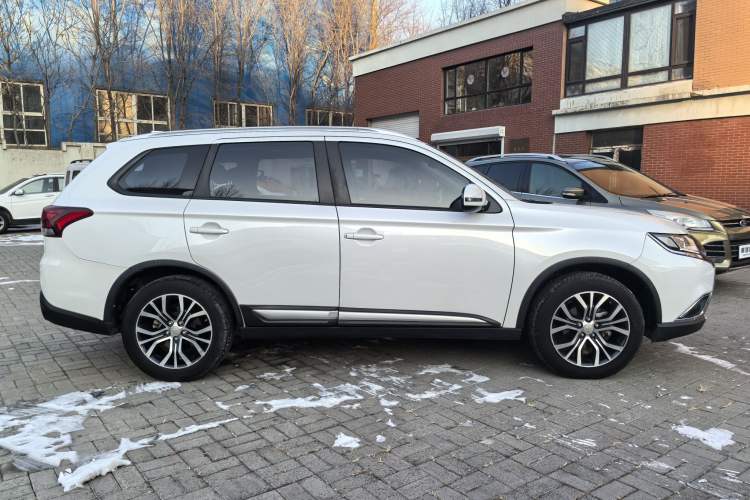 Used Mitsubishi Outlander 2018 2.0L Two-Wheel Drive Glory Edition 5 Seats