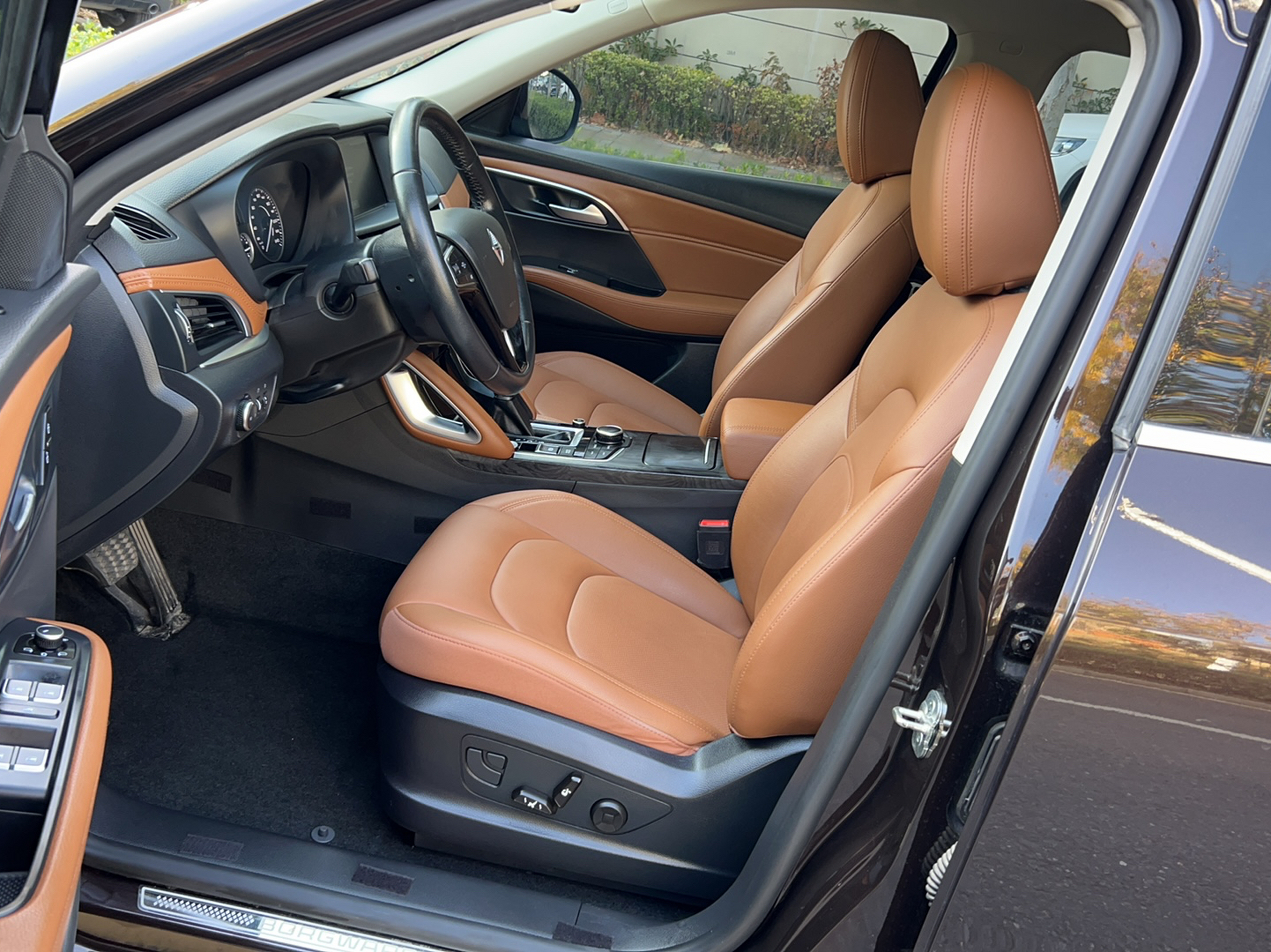 Переднее сиденье в автомобиле